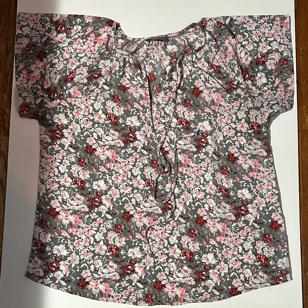 Chic Floral Blouse in Gray and Pink